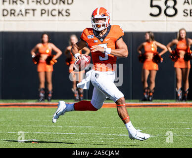 Stillwater, Oklahoma, USA. Okt, 2019 19. Oklahoma State Cowboys Quarterback Spencer Sanders (3) Rollt der Fußball zu einem offenen Cowboy während des Spiels am Samstag, Oktober 19, 2019 Pass auf Boone Pickens Stadion in Stillwater, Oklahoma. Credit: Nicholas Rutledge/ZUMA Draht/Alamy leben Nachrichten Stockfoto