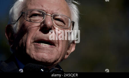 New York City, USA. Okt, 2019 19. Demokratische Präsidentschaftskandidaten Senator Bernie Sanders spricht auf der Bühne während eines Bernie zurück Rallye in Queens, NY, am 19. Oktober 2019. Bei der Kapazität bei Rep. Alexandria Ocasio-Cortez gefüllt, verkündet ihre Unterstützung für die Senator von Vermont. Credit: OOgImages/Alamy leben Nachrichten Stockfoto