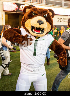 Stillwater, Oklahoma, USA. Okt, 2019 19. Die Baylor Maskottchen aufgeregt, für die über die Oklahoma State Cowboys am Samstag, Oktober 19, 2019 Gewinn an Boone Pickens Stadion in Stillwater, Oklahoma. Credit: Nicholas Rutledge/ZUMA Draht/Alamy leben Nachrichten Stockfoto