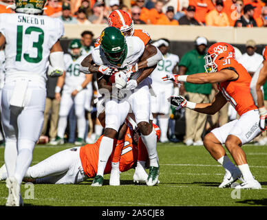 Stillwater, Oklahoma, USA. Okt, 2019 19. Oklahoma State Cowboys gekämpft, um die Kontrolle über das Fußballspiel am Samstag, Oktober 19, 2019 an der Boone Pickens Stadion in Stillwater, Oklahoma zu halten. Credit: Nicholas Rutledge/ZUMA Draht/Alamy leben Nachrichten Stockfoto