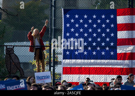 New York City, USA. Okt, 2019 19. Unterstützer in der Menge hören als demokratische Präsidentschaftskandidaten Senator Bernie Sanders auf der Bühne während eines Bernie zurück Rallye in Queens, NY, spricht am 19. Oktober 2019. Bei der Kapazität bei Rep. Alexandria Ocasio-Cortez gefüllt, verkündet ihre Unterstützung für die Senator von Vermont. Credit: OOgImages/Alamy leben Nachrichten Stockfoto