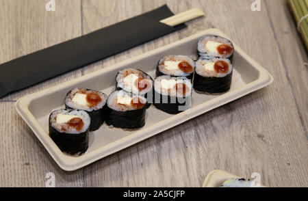 Japanisches essen Käse Maki Sushi mit violetten jam Draufsicht von Sushi. Hosomaki Sushi Roll Stockfoto