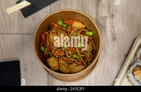 Sauteed Yakisoba Nudeln mit seriva Hähnchenfleisch in einem ökologischen Schüssel, asiatische Küche. Ansicht von oben Stockfoto