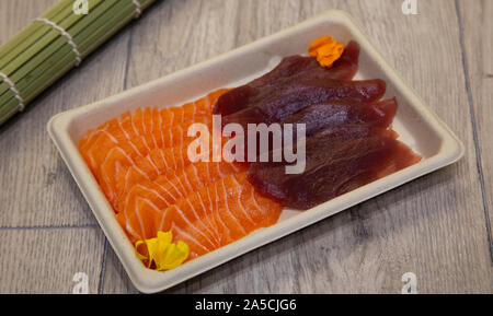Tataki Thunfisch und Lachs Sashimi. Japanisches Essen Stockfoto