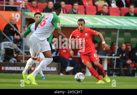 Augsburg, Deutschland. Okt, 2019 19. Thiago (R) von Bayern München Mias mit Reece Oxford (F) von Augsburg während einer Saison 2019-2020 Deutschen Bundesligaspiel zwischen dem FC Augsburg und der FC Bayern München in Augsburg, Deutschland, Okt. 19, 2019. Credit: Philippe Ruiz/Xinhua/Alamy leben Nachrichten Stockfoto