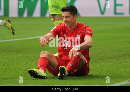 Augsburg, Deutschland. Okt, 2019 19. Robert Lewandowski von Bayern München sitzt auf dem Boden während einer Saison 2019-2020 Deutschen Bundesligaspiel zwischen dem FC Augsburg und der FC Bayern München in Augsburg, Deutschland, Okt. 19, 2019. Credit: Philippe Ruiz/Xinhua/Alamy leben Nachrichten Stockfoto