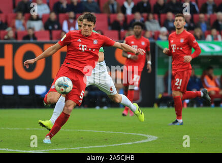 Augsburg, Deutschland. Okt, 2019 19. Benjamin Pavard (F) des FC Bayern München konkurriert während einer Saison 2019-2020 Deutschen Bundesligaspiel zwischen dem FC Augsburg und der FC Bayern München in Augsburg, Deutschland, Okt. 19, 2019. Credit: Philippe Ruiz/Xinhua/Alamy leben Nachrichten Stockfoto