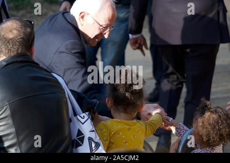 New York City, USA. Okt, 2019 19. Demokratische Präsidentschaftskandidaten Senator Bernie Sanders grüßt Unterstützer während der Bernie zurück Rallye in Queens, NY, am 19. Oktober 2019. Bei der Kapazität bei Rep. Alexandria Ocasio-Cortez gefüllt, verkündet ihre Unterstützung für die Senator von Vermont. Credit: OOgImages/Alamy leben Nachrichten Stockfoto