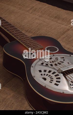 Akustische Appalachian bluegrass und country Instrumente erwarten die Musiker während aufgestützt auf einer Leinwand im Hintergrund. Stockfoto