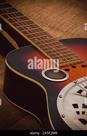 Akustische Appalachian bluegrass und country Instrumente erwarten die Musiker während aufgestützt auf einer Leinwand im Hintergrund. Stockfoto