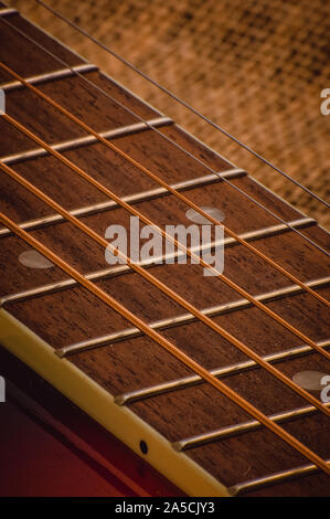 Akustische Appalachian bluegrass und country Instrumente erwarten die Musiker während aufgestützt auf einer Leinwand im Hintergrund. Stockfoto