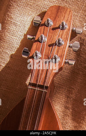 Akustische Appalachian bluegrass und country Instrumente erwarten die Musiker während aufgestützt auf einer Leinwand im Hintergrund. Stockfoto