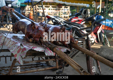 Spieß gebratenes Schwein, bekannt als "Lechon Baboy" in den Philippinen war einst gefeierten als "den besten Schweine je" von Starkoch, leider inzwischen verstorbenen, Anthony Bourdain. Als das Nationalgericht der Philippinen "Lechon baboy' ist einer der festen Favoriten mit Filipinos während des ganzen Jahres, besonders aber bei besonderen Veranstaltungen wie Geburtstage, Feste und Weihnachten, wo buchstäblich Hunderte von Tausenden von Schweinen geröstet werden. Der Provinz Cebu ist als das beste Lechon in den Philippinen. Händler der Gattungen haben ihre eigenen streng gehütetes rösten Geheimnisse bezüglich der Gewürze und Aroma Stockfoto