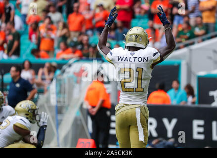 Oktober 19, 2019: Georgia Tech Yellow Jackets Defensive zurück Zamari Walton (21) feiert der Menge, die in der Erwartung zum Sieg seines Teams gegen die Miami Hurricanes während eines College Football Spiel im Hard Rock Stadion in Miami Gardens, Florida. Georgia Tech gewann 28-21 in den überstunden. Mario Houben/CSM Stockfoto