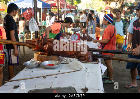 Gebratenes Schwein am Spieß, nur um ein Straßenhändler in Talisay City, Cebu. Als "Lechon Baboy" in den Philippinen bekannt, war einst gefeierten als "den besten Schweine je" von Starkoch, leider inzwischen verstorbenen, Anthony Bourdain. Als das Nationalgericht der Philippinen "Lechon baboy' ist einer der festen Favoriten mit Filipinos während des ganzen Jahres, besonders aber bei besonderen Veranstaltungen wie Geburtstage, Feste und Weihnachten, wo buchstäblich Hunderte von Tausenden von Schweinen geröstet werden. Der Provinz Cebu ist als das beste Lechon in den Philippinen. Händler der Gattungen haben ihre eigenen eng bewacht Stockfoto