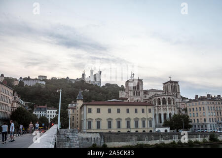 LYON, Frankreich - 17. JULI 2019: Basilique Notre Dame De Fourviere Basilica Kirche und die Kathedrale Saint Jean Baptiste in Lyon, Frankreich, umgeben von hist Stockfoto