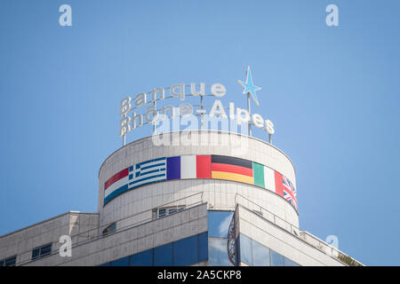 LYON, Frankreich - 15. JULI 2019: Banque Rhone Alpes Logo auf ihren Hauptsitz in Lyon. Banque Rhone Alpes ist eine französische Bank, ein regionaler Akteur im Einzelhandel ba Stockfoto