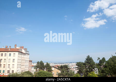 Antenne Panoramablick von Lyon aus der Colline de La Croix-Rousse Hill an einem sonnigen Nachmittag gesehen. Lyon ist die zweitgrößte Stadt von Frankreich, Stockfoto