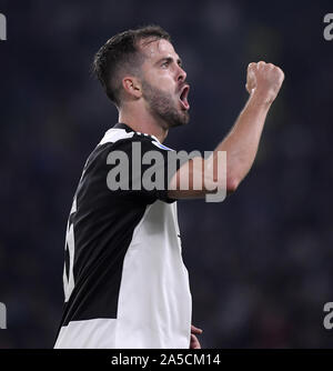 Turin, Italien. Okt, 2019 19. Miralem Rudolph von Juventus Turin feiert sein Ziel während einer Saison 2019-2020 Serie ein Fußballspiel zwischen dem FC Juventus Turin und Bologna in Turin, Italien, 19.Oktober 2019. Credit: Federico Tardito / Xinhua/Alamy leben Nachrichten Stockfoto