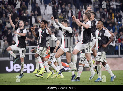 Turin, Italien. Okt, 2019 19. Spieler von Juventus Turin feiern nach einer Saison 2019-2020 Serie ein Fußballspiel zwischen dem FC Juventus Turin und Bologna in Turin, Italien, 19.Oktober 2019. Credit: Federico Tardito / Xinhua/Alamy leben Nachrichten Stockfoto