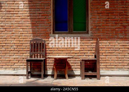 Alte hölzerne Stühle in den Gängen Stockfoto