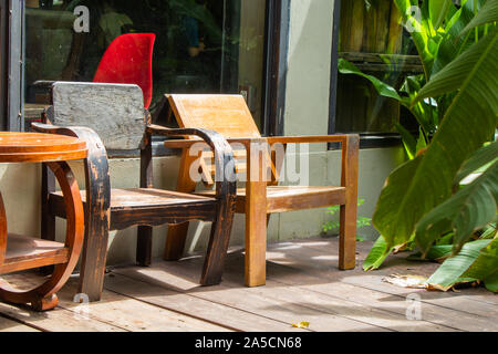 Alte hölzerne Stühle in den Gängen Stockfoto