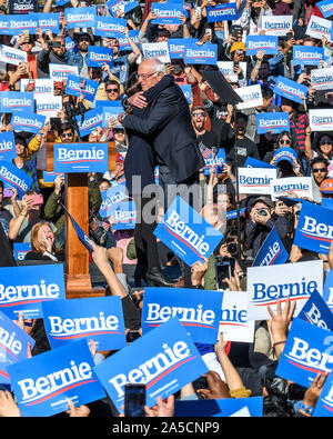 New York, USA, 19. Oktober 2019. Vertreter Alexandria Ocasio-Cortez umfasst Senator Bernie Sanders in Queens, New York. Befürwortende Stellungnahme Ocasio-Cortez 2020 demokratische Präsidentschaftskandidat Sanders in seinem ersten Rallye nach, einen Herzinfarkt zu erleiden. Credit: Enrique Ufer/Alamy leben Nachrichten Stockfoto