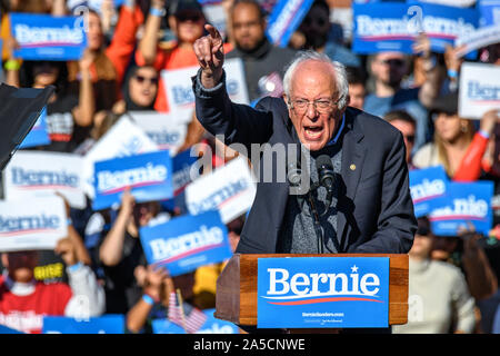 New York, USA, 19. Oktober 2019. Senator Bernie Sanders Adressen auf einer Kundgebung in Queens, New York. Vertreter Alexandria Ocasio-Cortez billigte 2020 demokratische Präsidentschaftskandidat Sanders in seinem ersten Rallye nach, einen Herzinfarkt zu erleiden. Credit: Enrique Ufer/Alamy leben Nachrichten Stockfoto