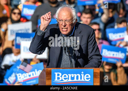 New York, USA, 19. Oktober 2019. Senator Bernie Sanders Adressen auf einer Kundgebung in Queens, New York. Vertreter Alexandria Ocasio-Cortez billigte 2020 demokratische Präsidentschaftskandidat Sanders in seinem ersten Rallye nach, einen Herzinfarkt zu erleiden. Credit: Enrique Ufer/Alamy leben Nachrichten Stockfoto