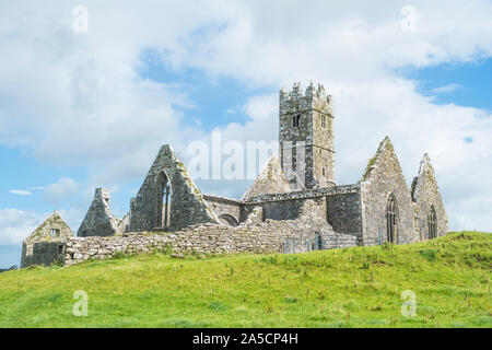 Gegründet 1351 und in der Nähe von Headford in der Grafschaft Galway, Ross Errilly Friary befindet sich eine der am besten erhaltenen mittelalterlichen monastischen Websites in Irland. Stockfoto