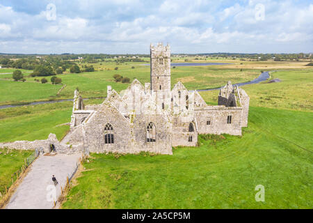 Ein Luftbild von Ross Errilly Friary, einer der am besten erhaltenen mittelalterlichen monastischen Websites in Irland. Es ist in der Nähe von Headford in der Grafschaft Galway. Stockfoto