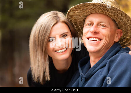 Nahaufnahme von einem glücklichen Paar mittleren Alters im Freien. Herbstfarben im Hintergrund. Stockfoto