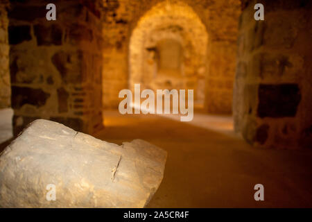 Quedlinburg, Deutschland. 09 Okt, 2019. Eine Steinplatte mit einem Kreuz liegt in der Reste der westlichen Gebäude des Klosters St. Marien in Münzenberg. Wird die Klosterkirche sagte ab 986 aufwärts gebaut worden zu sein. Nach der Zerstörung im Jahre 1525, Armen und Besitzlosen Menschen gebauten Häuser, die in und über die Mauern der Kirche. Heute ist das Dorf ist eine Station der "Straße der Romanik". Credit: Klaus-Dietmar Gabbert/dpa-Zentralbild/ZB/dpa/Alamy leben Nachrichten Stockfoto