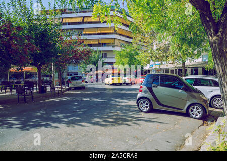 Stadt Arachova. Griechische Republik. Stadt Straßen und Autos. Alte Gebäude. 16. Sep. Stockfoto