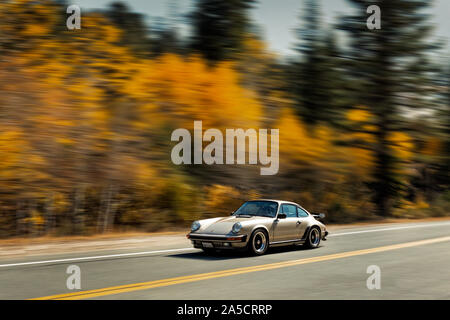 Classic 1980er Porsche 911 fahren in der Sierra Nevada, Kalifornien, USA Stockfoto