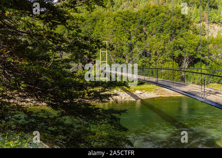 Hohe Betrachtungswinkel von Holz- suspension Fußgängerbrücke in der Wald im Nationalpark Los Alerces, Patagonien, Argentinien Stockfoto