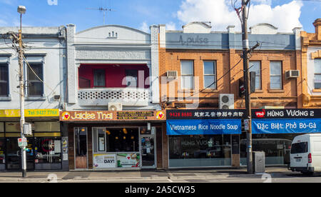 Läden von asiatischen Restaurants, die die ethnische Vielfalt der Victoria Street Richmond, Melbourne, Victoria, Australien. Stockfoto