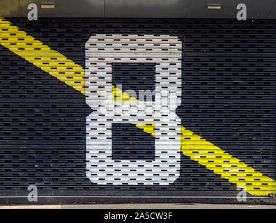 Grand Final 2019 Richmond Football Club Tiger Gelb und Schwarz mit der Nummer 8 auf einem Metallgitter Richmond Melbourne Victoria Australien gemalt. Stockfoto