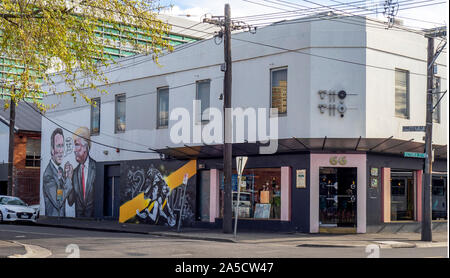 Wandbild von Arnold Schwarzenegger und Donald Trump in einen Arm neben Wandgemälde von Richmond Football Club Tiger Richmond Melbourne Australien ringen. Stockfoto