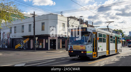 Light Rail öffentliche Verkehrsmittel Yarra Trams die Straßenbahn an der Victoria Street Richmond, Melbourne, Victoria, Australien. Stockfoto