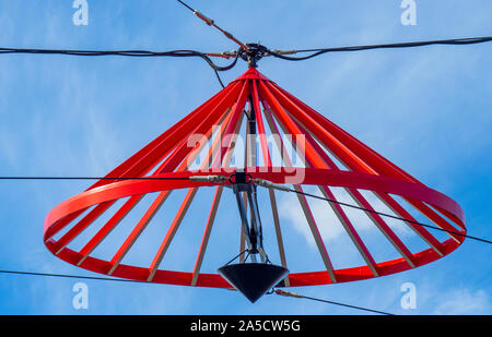 Rote Metall konische streetlight hat eine Hommage an die vietnamesische Kultur in der Victoria Street Richmond, Melbourne, Victoria, Australien. Stockfoto