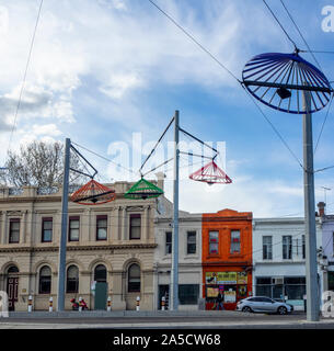 Straßenlaternen von bunten Metall konischen Hüten, die vietnamesischen Kultur in der Victoria Street Richmond Melbourne Victoria Australien Hommage. Stockfoto