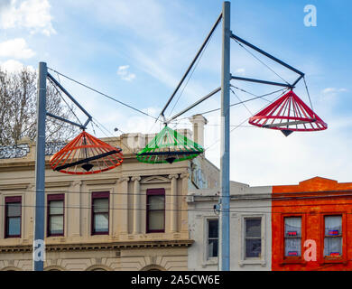 Straßenlaternen von bunten Metall konischen Hüten, die vietnamesischen Kultur in der Victoria Street Richmond Melbourne Victoria Australien Hommage. Stockfoto