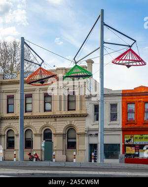 Straßenlaternen von bunten Metall konischen Hüten, die vietnamesischen Kultur in der Victoria Street Richmond Melbourne Victoria Australien Hommage. Stockfoto