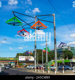 Straßenlaternen von bunten Metall konischen Hüten, die vietnamesischen Kultur in der Victoria Street Richmond Melbourne Victoria Australien Hommage. Stockfoto