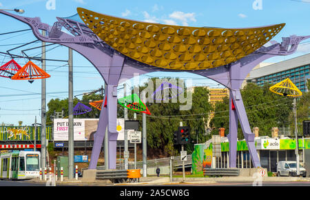 Gateway und straßenlaternen von bunten Metall konischen Hüten, die vietnamesischen Kultur in der Victoria Street Richmond Melbourne Victoria Australien Hommage. Stockfoto