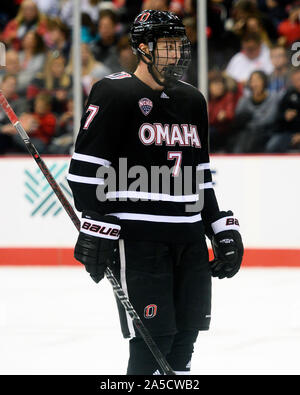 Oktober 19. 2019: Nebraska - Omaha Außenseiter Nate Knoepke (7) zwischen Trillerpfeifen gegen Ohio State in ihr Spiel in Columbus, Ohio. Brent Clark/CSM Stockfoto