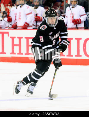 Oktober 19. 2019: Nebraska - Omaha Mavericks defenseman Ryan Brushett (9) trägt den Puck gegen Ohio State in ihr Spiel in Columbus, Ohio. Brent Clark/CSM Stockfoto