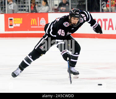 Oktober 19. 2019: Nebraska - Omaha Mavericks center Joey Abate (45) den Puck gegen die Nebraska - Omaha Außenseiter in Ihrem Spiel in Columbus, Ohio. Brent Clark/CSM Stockfoto