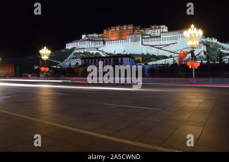 Nacht Blick auf den Potala Palast, einst als Winterpalast der Dalai Lamas in Lhasa, Tibet verwendet Stockfoto